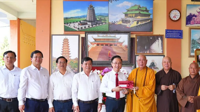 हो ची मिन्ह सिटी पार्टी कमेटी के नेताओं ने दाई टोंग लाम पैतृक मंदिर में बुद्ध जयंती समारोह के अवसर पर हार्दिक बधाई दी।