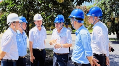 O Ministério da Indústria e Comércio inspeciona as operações de produção na Usina Termelétrica de Uong Bi.