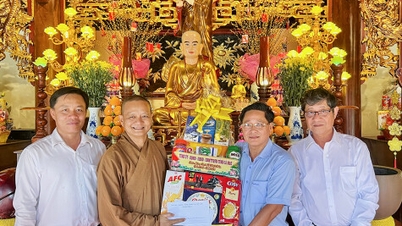 Provinční představitelé navštěvují a blahopřejí vedení buddhistických institucí u příležitosti oslav Buddhových narozenin.