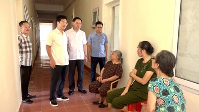 Bairro de Nam Dinh, Província de Ninh Binh: O vice-presidente do Comitê Popular Provincial inspeciona a realocação de moradores de áreas em risco de insegurança.