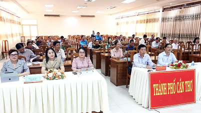केंद्रीय रिपोर्टिंग अधिकारी सम्मेलन वर्तमान घटनाओं के बारे में जानकारी प्रदान करता है।