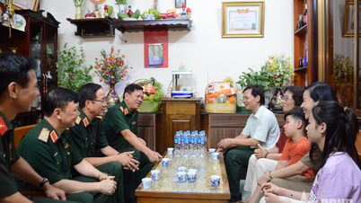 General Nguyen Truong Thang besucht die Familie des Märtyrers, Oberstleutnant Do Anh, und überreicht ihr Geschenke.