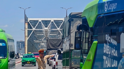 A pesar del calor extremo en Hanói, la policía de tránsito se mantiene firme en sus esfuerzos por combatir la congestión vehicular.