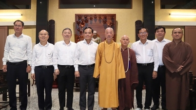 Führende Persönlichkeiten aus Ho-Chi-Minh-Stadt besuchen Buddha und übermitteln ihre Glückwünsche zum Geburtstag des Vaters.