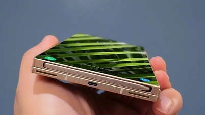 Samsung bakal melancarkan Galaxy Z Fold8 Ultra untuk mengatasi iPhone Ultra.