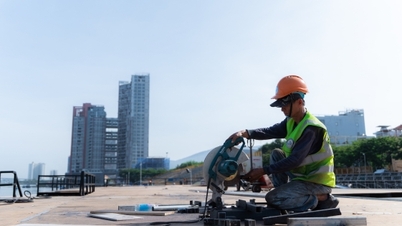 Da Nang : L'immense scène du DIFF 2026 est prête pour la soirée d'ouverture.