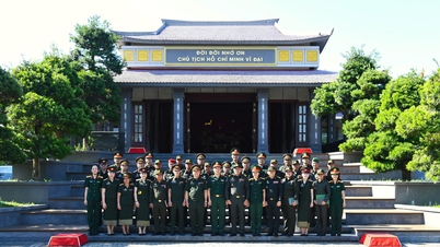 Junge Offiziere der Armeen von Vietnam, Laos und Kambodscha opfern Weihrauch zum Gedenken an Präsident Ho Chi Minh.