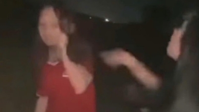 أثار مقطع فيديو يظهر طالبة في هاي فونغ تتعرض للاعتداء ليلاً وتُجبر على "لعق الأقدام" من قبل فتاة أخرى ضجة كبيرة.