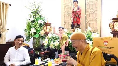 Ho Chi Minh şehrinin liderleri, Pho Quang Ata Tapınağı'nda düzenlenen Buda'nın Doğum Günü kutlamalarını ziyaret ederek tebriklerini ilettiler.