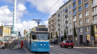 Sverige: Självkörande buss kolliderade med tåg på sin första dag av persontransport.