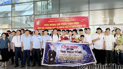 アジア物理オリンピックで銀メダルを獲得した男子学生を韓国から歓迎する。