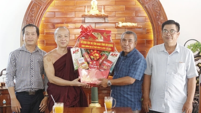 กรมกิจการชาติพันธุ์และศาสนาของจังหวัดอานเจียง ได้เข้าเยี่ยมคารวะและมอบของขวัญแก่ผู้นำทางศาสนาที่มีชื่อเสียง เนื่องในโอกาสวันประสูติของพระพุทธเจ้า
