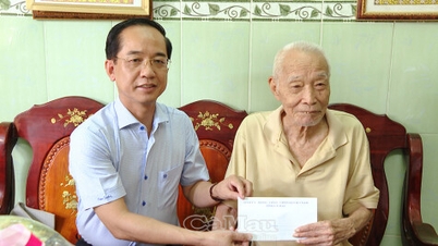 La vicesegretaria del Comitato provinciale del Partito, Ho Thanh Thuy, fa visita all'eroe delle Forze armate popolari Ly Huu Tri e gli offre dei doni.