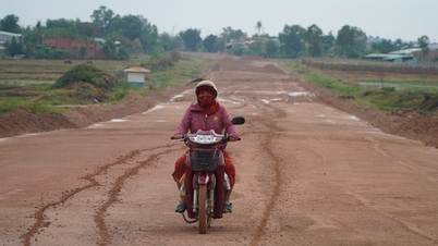 Uno sguardo più da vicino all'ultimo tratto di 2 km dell'autostrada di Ho Chi Minh, che attraversa Tay Ninh, in attesa di essere completato.