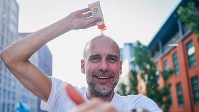 Manchester City hield een spectaculaire parade, Pep Guardiola was enorm enthousiast.