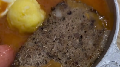 Mentre mangiavano pane fritto in padella, i clienti sono rimasti scioccati nello scoprire dei vermi che si contorcevano sul paté.