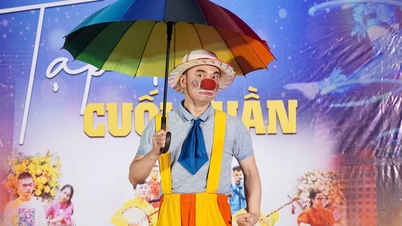 Přibližování cirkusového umění veřejnosti uprostřed jezera Hoan Kiem.