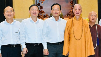 Bí thư Trần Lưu Quang và Thường trực Thành ủy TP.HCM thăm, chúc mừng Đại lễ Phật đản
