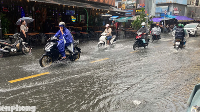 Mưa 'vàng' giải nhiệt gây ngập trên phố đi bộ ở trung tâm TPHCM