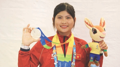 เด็กสาวนำพาความสดใสมาด้วยทุกจังหวะการพายเรือ