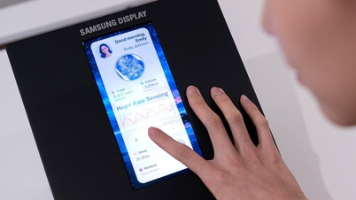 Samsung presenta un display OLED con sensori integrati per il monitoraggio della salute.