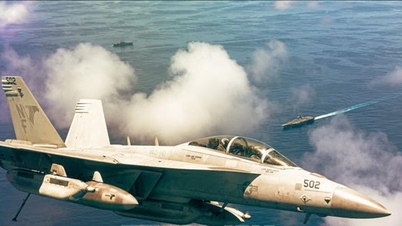 نیروی دریایی ایالات متحده دو هواپیمای جنگ الکترونیک EA-18G Growler را پس از برخورد در هوا از دست داد.