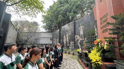 VCBS delegation explores historical value at Hoa Lo Prison historical site.