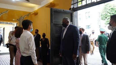 US Secretary of Defense Lloyd Austin visits Hoa Lo Prison historical site.