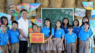 Der Parteisekretär der Stadt Hanoi, Le Ngoc Quang, besucht die Hy Vong Grund-, Mittel- und Oberschule.