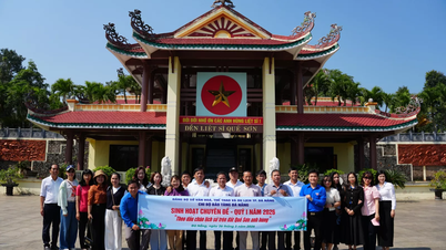 La sezione del Partito presso il Museo di Da Nang ha organizzato un incontro abbinato a una visita guidata sul tema: "Sulle orme della storia nell'eroica terra di Que Son".