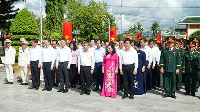 Prim-ministrul Le Minh Hung vizitează Cimitirul Martirilor din orașul Can Tho.