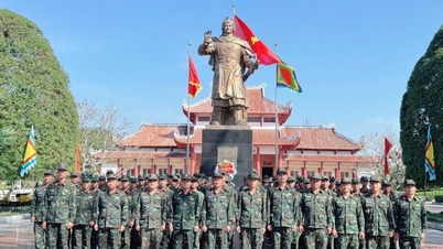 La 2ª Divisione organizza una cerimonia per celebrare i successi ottenuti nella campagna di Quang Trung.