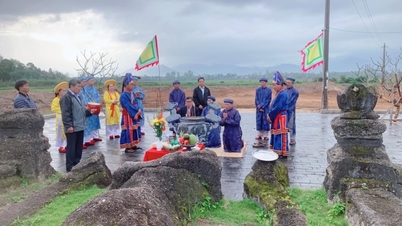 CERIMONIA COMMEMORATIVA PER IL PADRE E LA MADRE DEI TRE EROI DI TAY SON