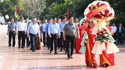 IL PRIMO MINISTRO PHAM MINH CHINH OFFRE FIORI E INCENSO AL TEMPIO DI TAY SON TAM KIET, UN SITO STORICO NAZIONALE DI PARTICOLARE INTERESSE.