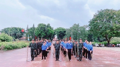 Membri della Polizia Mobile del Vietnam Centro-Meridionale e dell'Unione Giovanile della Comune di Tay Son svolgono attività di volontariato presso il Museo di Quang Trung.