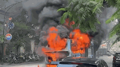 Un autobus prende fuoco nel cuore di Hanoi.