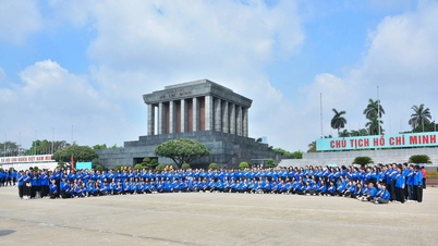 The youth of the University of Education organized a visit and traditional learning trip to the Ho Chi Minh Mausoleum Historical Site.