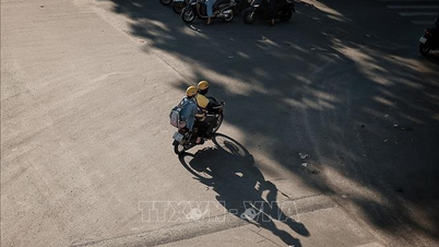 ຊາວຮ່າໂນ້ຍ “ແຂ່ງຂັນກັນຕ້ານ” ຄວາມຮ້ອນທີ່ຮຸນແຮງ.