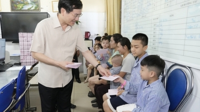 Phó Bí thư Tỉnh ủy, Chủ tịch Ủy ban MTTQ tỉnh Vũ Quyết Tiến thăm, tặng quà nhân dịp Quốc tế thiếu nhi 1/6