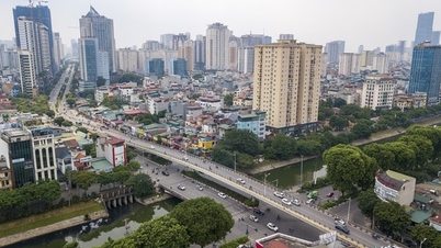 Hanoi memasang penghadang bagi memudahkan kerja-kerja pembinaan projek pengubahsuaian dan menaik taraf sistem pencahayaan jejambat.