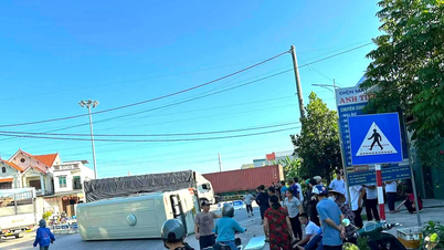 School bus overturns in Hung Yen.