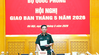 General Phan Van Giang presides over the Ministry of National Defense's briefing session.