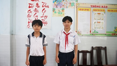 Impressions of the teacher and students in the History subject at Hung Phong islet.