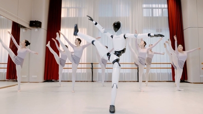 Video av en kinesisk robot som utfører ballett med en ekte person går viralt på nettet.