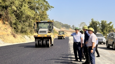 Il vicepresidente del Comitato popolare provinciale, Hoang Van Thach, ispeziona lo stato di avanzamento della fase 2 del progetto dell'autostrada Dong Dang - Tra Linh - Giornale online Cao Bang