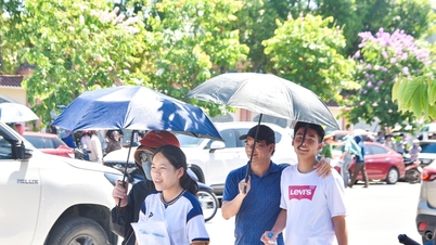 Nghe An tartományban a szülők dacolnak a perzselő 40°C-os napsütéssel, miközben gyermekeiket várják; a diákok megkönnyebbülten fellélegeznek a matekvizsga után.