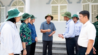 O secretário do Partido Provincial de Giang, Nguyen Tien Hai, examina a área de Bay Nui.