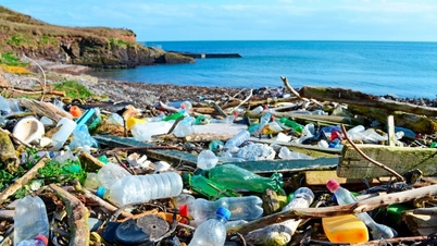 Který oceán je nejvíce znečištěný na světě, obsahuje přibližně 2 biliony kusů plastu a ohrožuje přežití více než 700 mořských druhů?