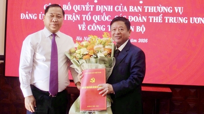 ນັກປະພັນເພງ ໂດຮົ່ງກວນ ດຳລົງຕຳແໜ່ງເລຂາທິການຄະນະພັກ ສະຫະພັນສະມາຄົມວັນນະຄະດີ ແລະ ສິລະປະຫວຽດນາມ.