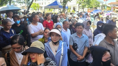 ພໍ່ແມ່ເດີນທາງຫຼາຍຮ້ອຍກິໂລແມັດ, ກ້າຫານຕໍ່ສູ້ກັບຄວາມຮ້ອນທີ່ຮ້ອນແຮງເພື່ອໄປຊ່ວຍລູກໆຂອງເຂົາເຈົ້າທີ່ສອບເສັງເຂົ້າຮຽນຊັ້ນມໍ 10 ໃນເມືອງເຫງະອານ.